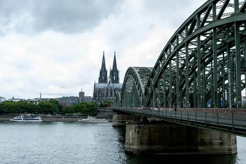 Köln vom Rhein aus: Hohenzollernbrücke und Dom.